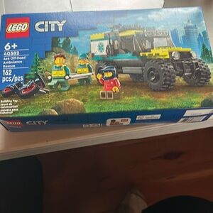 Lego CITY 4x4 off-road ambulance 
162 pieces - new in box